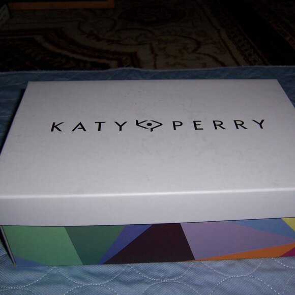 Katy Perry White Flower Thong Sandals - Picture 2 of 13